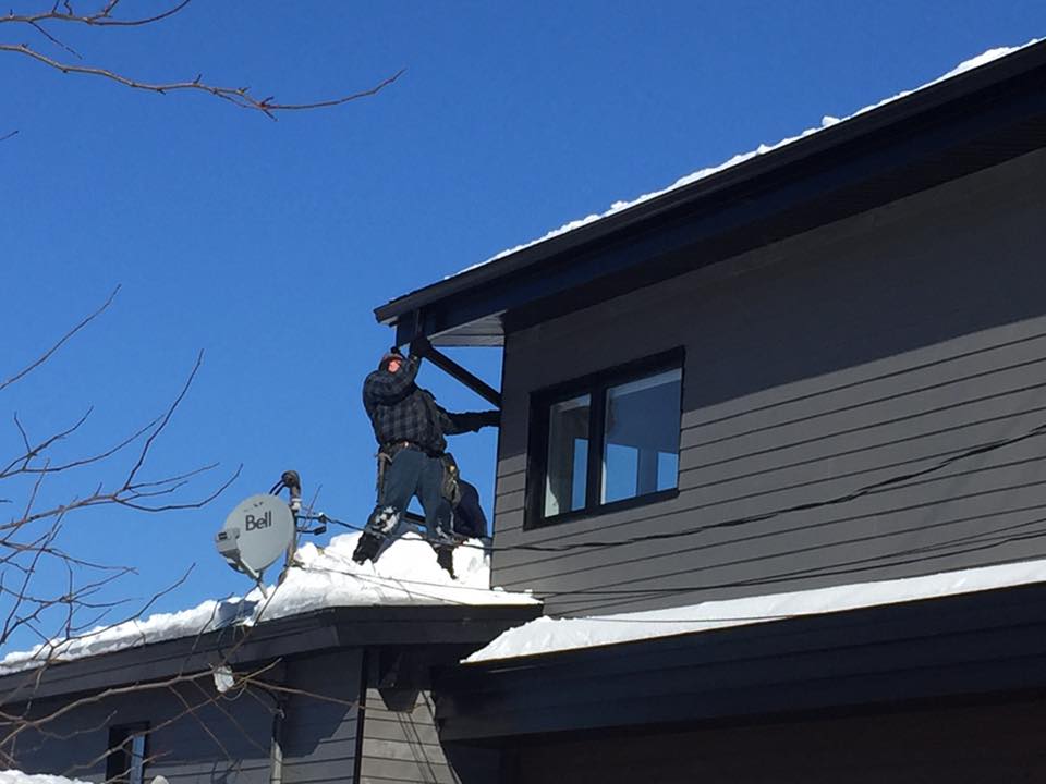 Installation de gouttières en aluminium sur une résidence moderne  à Saint-Nicolas
